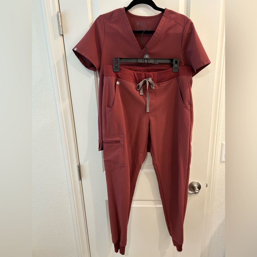 Figs scrub set(small top/Med bottom) in Dark Cherry